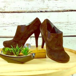 EUC 9West Suede Booties 9.5